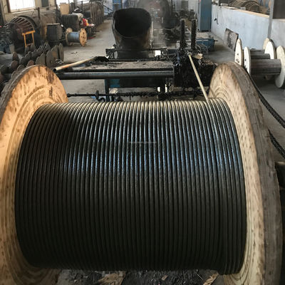 Dobra cena. Czarna stal do kucia na zimno do produkcji śrub, czarna stal do lin lotniczych, stalowa lina linowa, drut stalowy, lina stalowa nieocynkowana zgodnie z Państwa życzeniem w Internecie